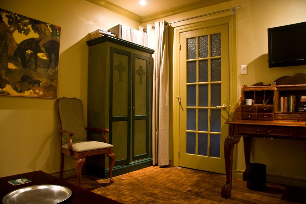 Le Cartier Bed And Breakfast Монреал Стая снимка